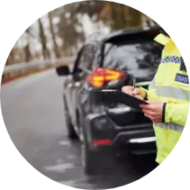 Imagem de uma guarda de trânsito, com uma prancheta na mão