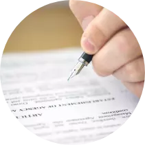 Imagem de uma mão com uma caneta, escrevendo em um papel