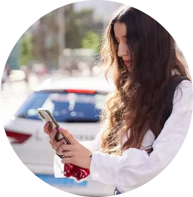 Imagem de uma mulher mexendo no celular